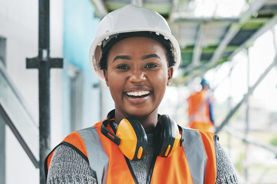 Engenheira civil em canteiro de obras